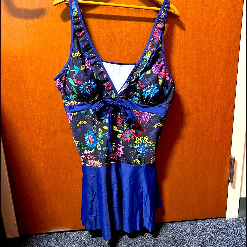 Women’s blue multi-color floral one piece swimsuit Size XXL/18